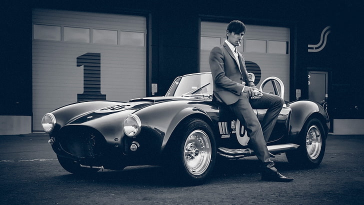 foto in scala di grigi di uomo e auto, auto, retrò, maschio, vintage, Sfondo HD
