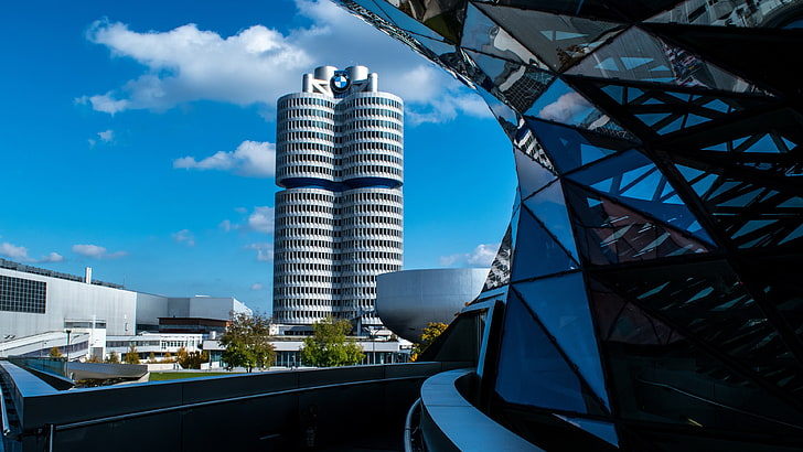 höghus, arkitektur, byggnad, modern, skyskrapa, glas, balkong, moln, stadsbild, museum, München, BMW, Tyskland, HD tapet
