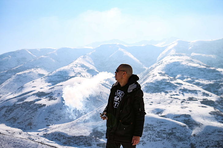 montanhas azuis, homem fumando, montanhas cobertas de neve, vape, paisagem de inverno, HD papel de parede