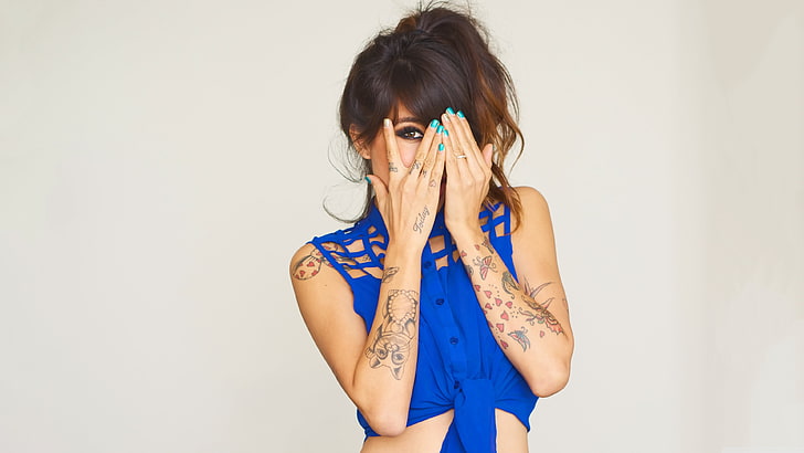mujer, tatuaje, morena, uñas de color, cara cubierta, Fondo de pantalla HD