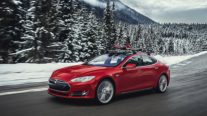 красный седан на дороге возле сосен, покрытых снегом в дневное время, Tesla модель S P85D, Quickest Electric Cars, спортивные автомобили, электромобили, внедорожник, красный, HD обои