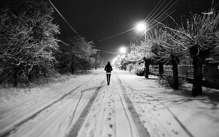 Fille de nuit de neige noir et blanc, photo en niveaux de gris de femme en veste, blanc, nuit, neige, noir, fille, noir et blanc, Fond d'écran HD