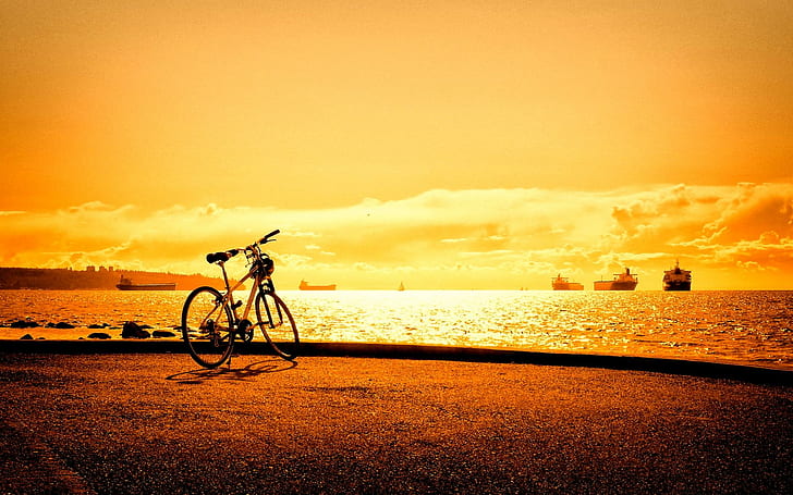 Zaparkowany rower o zachodzie słońca, rowery, statki, molo, zachód słońca, morze, przyroda i krajobrazy, Tapety HD