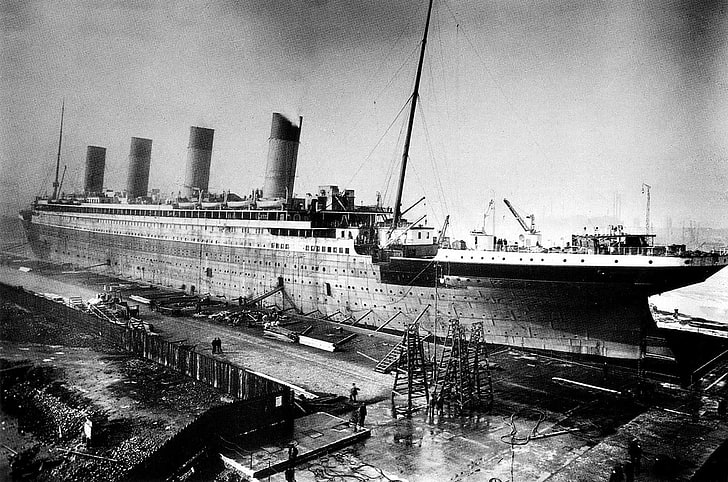 barco gris y blanco, fotos antiguas, monocromo, historia, fotografía, barco, Titanic, Belfast, Irlanda, crucero, muelle, sitio de construcción, puerto, trabajadores, escaleras, madera, chimeneas, Fondo de pantalla HD