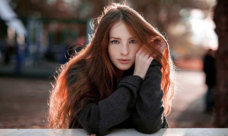 Alexey Slesarev, wanita, model, potret, melihat penonton, berambut merah, bintik-bintik, rambut panjang, kedalaman bidang, wanita di luar ruangan, Wallpaper HD