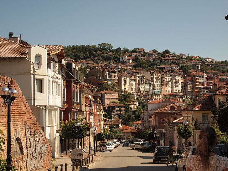Bâtiment en béton brun et blanc, ville, Bulgarie, rue, gens, urbain, Fond d'écran HD