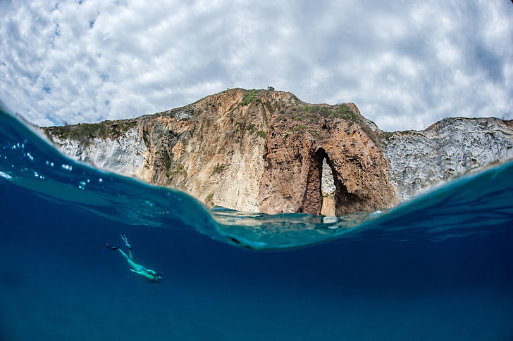 Unterwasserfotografie von Frau Tauchen auf dem Wasser in der Nähe von Klippen, Natur, Landschaft, Wolken, Felsen, Meer, Taucher, Unterwasser, blau, Wellen, geteilte Ansicht, HD-Hintergrundbild