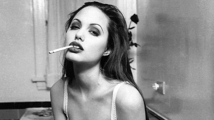 kobieta pali papierosa, Angelina Jolie, aktorka, papierosy, palenie, kobiety, kaukaski, celebrytka, biała bielizna, Tapety HD