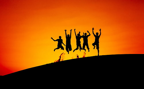 Gli amici saltano, cinque silhouette di persone, natura, sole e cielo, arancione, viaggi, persone, giallo, felice, colore, deserto, tramonto, sagoma, sabbia, salto, felicità, amicizia, amici, vacanze, duna, persona, divertirsi, Sfondo HD HD wallpaper