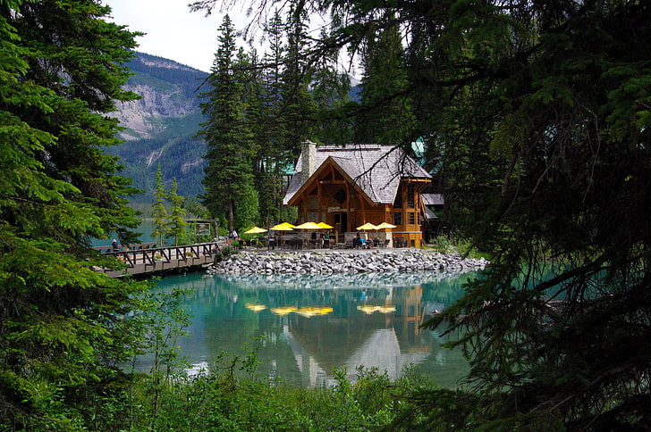 коричневый деревянный 2-х этажный дом, лес, деревья, горы, мост, озеро, дом, канада, национальный парк йохо, изумрудное озеро, HD обои