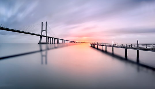 灰色の橋、穏やかな水域にかかる橋のシルエット、橋、水、風景、桟橋、影、日没、海、写真、リスボン、バスコダガマ橋、長時間露光、ポルトガル、穏やか、 HDデスクトップの壁紙 HD wallpaper