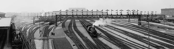 оттенки серого: поезд, поезд, монохромный, паровоз, железнодорожный двор, железная дорога, многоэкранный режим, HD обои