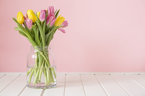 жълти и розови цветя, маса, пролет, лалета, ваза, розов фон, жълти лалета, розови лалета, HD тапет HD wallpaper