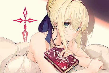 Fate Series, Fate / Stay Night, Anime-Mädchen, blondes Haar, weißes Kleid, weiße Bettwäsche, Sabre, Arturia Pendragon, lächelnd, einfacher Hintergrund, HD-Hintergrundbild HD wallpaper