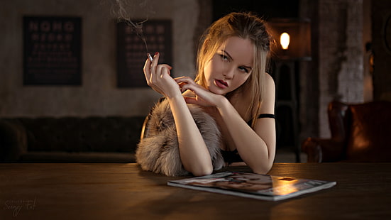 kobiety, Kristina Yakimova, Sergey Fat, czerwona szminka, papierosy, dym, futro, stół, czerwone paznokcie, portret, odwracając wzrok, palenie, Tapety HD HD wallpaper