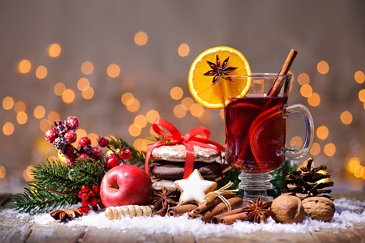 كوب زجاجي شفاف ، تفاح ، رأس السنة ، ملفات تعريف الارتباط ، عيد الميلاد ، مكسرات ، قرفة ، نبيذ ، برتقال ، عيد ميلاد سعيد ، لكمة ، شاي ، زخرفة ، نبيذ مطحون، خلفية HD