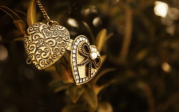 gold-colored heart pendant, pendant, macro, metal, heart, bead, HD wallpaper