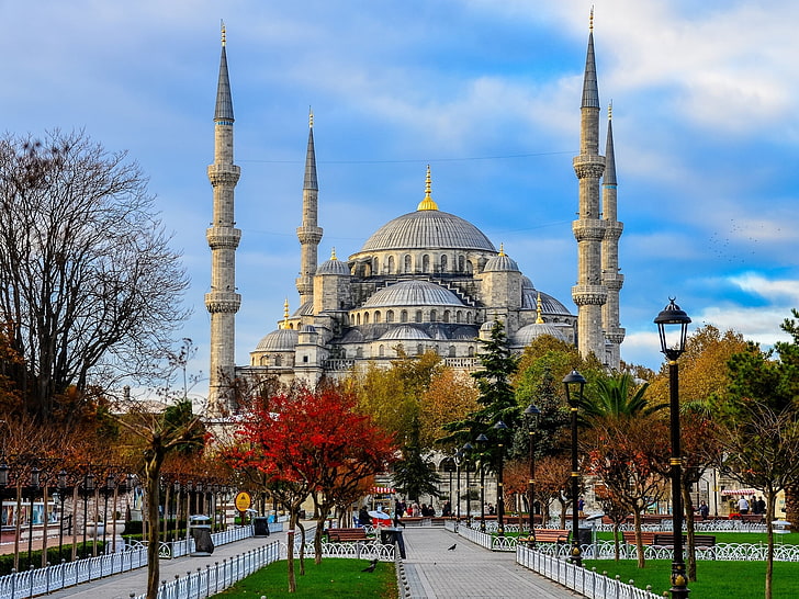 灰色のコンクリート宮殿、木、ライト、広場、イスタンブール、スルタンアフメットのモスク、トルコ、ブルーモスク、ブルーモスク、スルタンアーメドモスク、 HDデスクトップの壁紙
