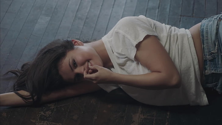 Selena Gomez, finger on lips, lying down, HD wallpaper