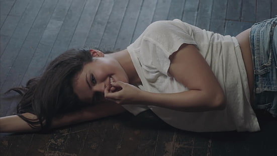 Selena Gomez, z palcem na ustach, w pozycji leżącej, Tapety HD HD wallpaper