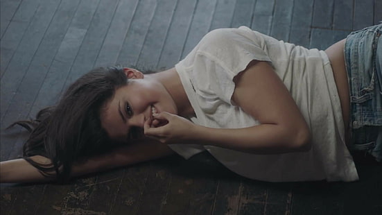 Selena Gomez, sdraiata, dito sulle labbra, Sfondo HD HD wallpaper