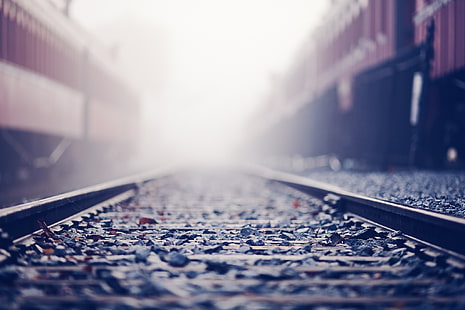 รางรถไฟสีเทา, ภาพถ่ายระยะใกล้ของรางรถไฟในเวลากลางวัน, การเลื่อนเอียง, ทางรถไฟ, รถไฟ, วอลล์เปเปอร์ HD HD wallpaper