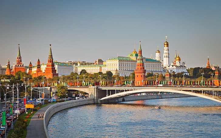 Moscow Kremlin Evening, red and white concrete building, Cityscapes, Moscow, river, russia, bridge, evening, HD wallpaper