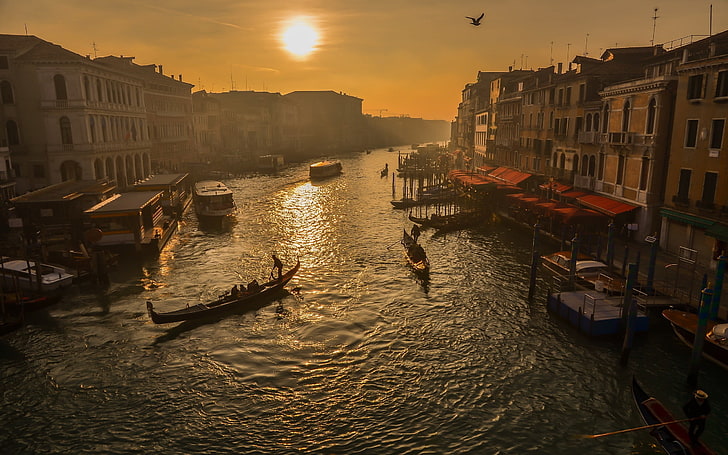 fotografía a vista de pájaro de embarcaciones en cuerpo de agua, paisaje urbano, puesta de sol, edificio, Venecia, río, barco, Fondo de pantalla HD