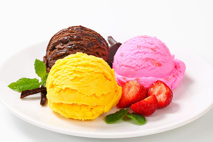 клубничное и шоколадное мороженое, шарики, ягоды, клубника, тарелка, мороженое, сладости, десерт, сладкое, шоколад, нарезки, HD обои