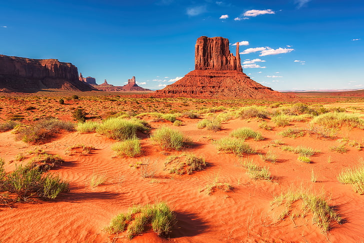 formación rocosa marrón, arena, cielo, hierba, sol, nubes, piedras, rocas, desierto, espacio, Estados Unidos, Arizona, Fondo de pantalla HD