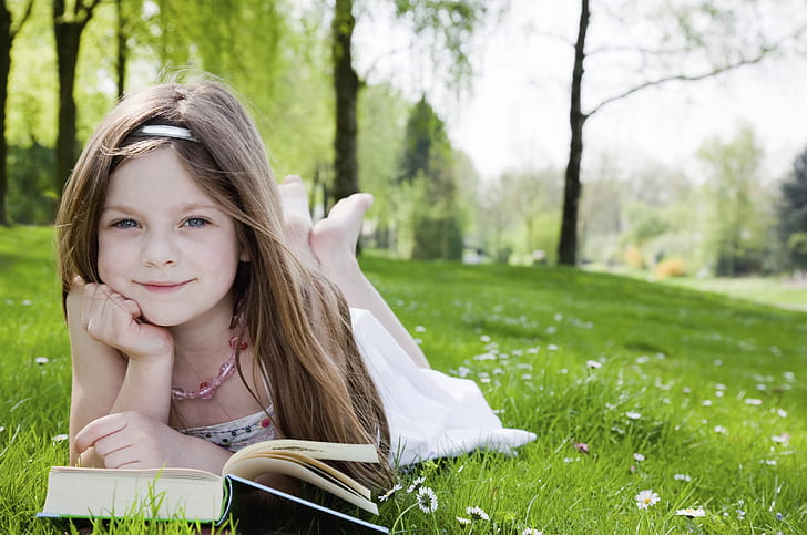 gräs, träd, glädje, lycka, barn, barndom, park, älskling, böcker, barn, trädgård, blond, vacker, lycklig, läsning, bok, härlig, söt flicka, söt liten flicka, HD tapet