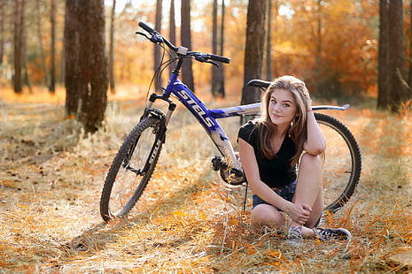 Frau mit schwarzem Hemd sitzt auf der Rückseite des grauen Stels Mountainbike, Frauen, sitzen, Frauen im Freien, Fahrrad, Turnschuhe, Bäume, Wald, lächelnd, blond, Jeansshorts, Margarita Murat, HD-Hintergrundbild HD wallpaper