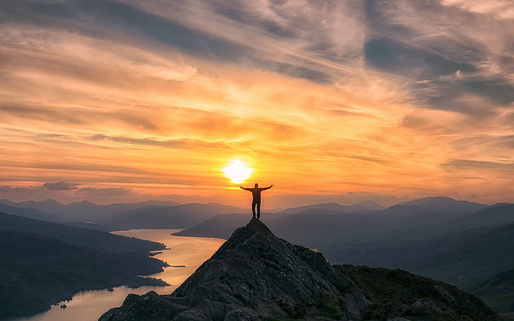 photo d'un homme au sommet d'une montagne pendant le coucher du soleil, Trossachs, photo, homme, au sommet, montagne, Écosse, Ben A'an, Loch Katrine, coucher de soleil, nature, activités de plein air, silhouette, ciel, montagne, Fond d'écran HD