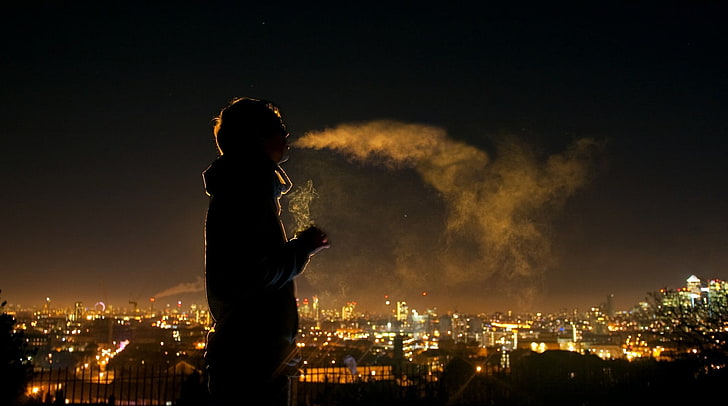 мъж, стоящ тапет, пушене, нощ, HD тапет