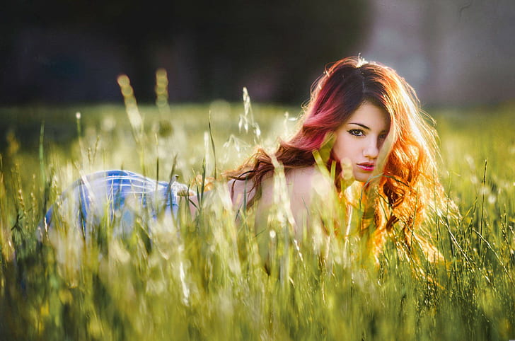 Delaia Gonzalez, девушка, светлые волосы женщина, девушка, поле, модель, луг, трава, взгляд, красивая, милая, шатенка, рыжая, Delaia Gonzalez, HD обои