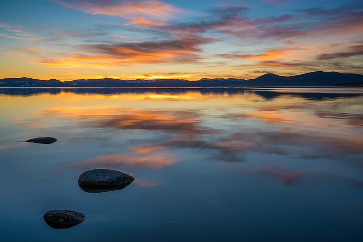 水域近くの山、タホ湖、タホ湖、大統領の日、日没、素敵な、タホ湖、山、水域、色、特別、岩、花崗岩、シエラネバダ、風景、自然、反射、風景、水、湖、空、屋外、夕暮れ、自然の美しさ、青、日の出-夜明け、静かな情景、 HDデスクトップの壁紙
