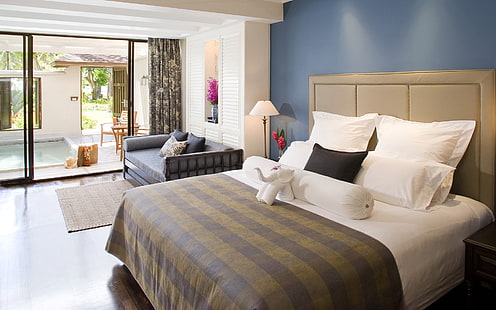 graue und weiße Bettlaken, Zimmer, Bett, Design, Interieur, Hotel, Schlafzimmer, Balkon, HD-Hintergrundbild HD wallpaper