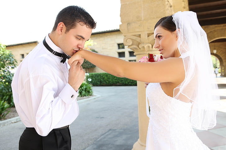 women's white sleeveless wedding dress, wedding, groom, bride, kiss, hand, HD wallpaper