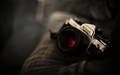 schwarze und graue Nikon-Rollenkamera, schwarze Nikon-DSLR-Kamera auf dem Schoß einer Person, Nikon, Fotografie, Kamera, Schärfentiefe, Makro, verschwommen, HD-Hintergrundbild HD wallpaper