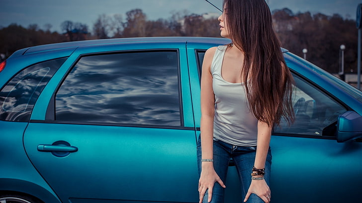 เสื้อกล้ามสีเทาของผู้หญิงผู้หญิงสีน้ำตาลรถยนต์กางเกงยีนส์, วอลล์เปเปอร์ HD