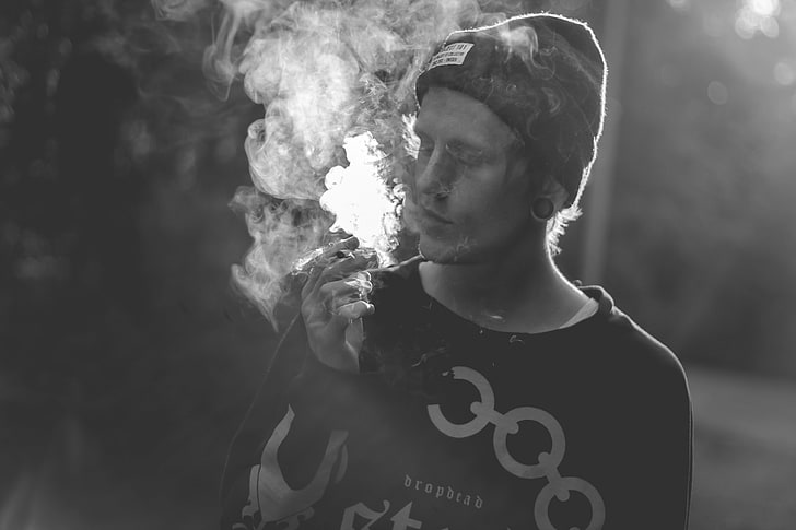 casquette tricotée pour hommes, photo de niveaux de gris d'un homme vêtu d'un smoking, fumée, flou, monochrome, cannabis, joint, hommes, tomber mort, Fond d'écran HD