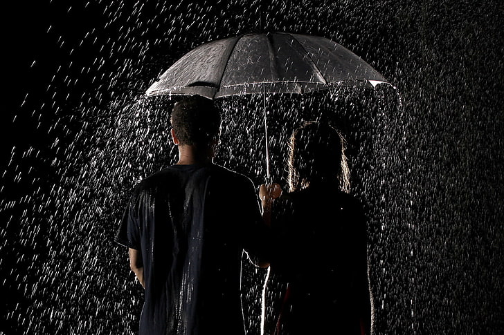 Parasol przeciwdeszczowy, pasująca para czarnych bluzek męskich i damskich, miłość, deszcz, noc, ciemność, para, parasol, Tapety HD