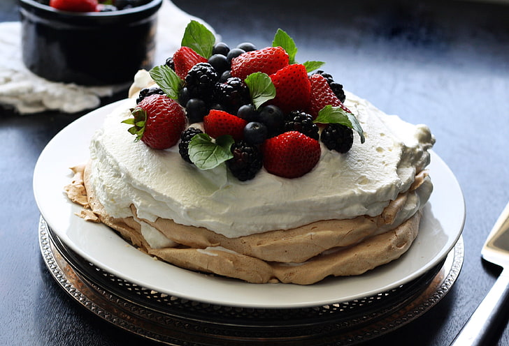 Teller mit Erdbeer-Heidelbeer-Kuchen, Pfannkuchen, Beeren, Sahne, Dessert, HD-Hintergrundbild