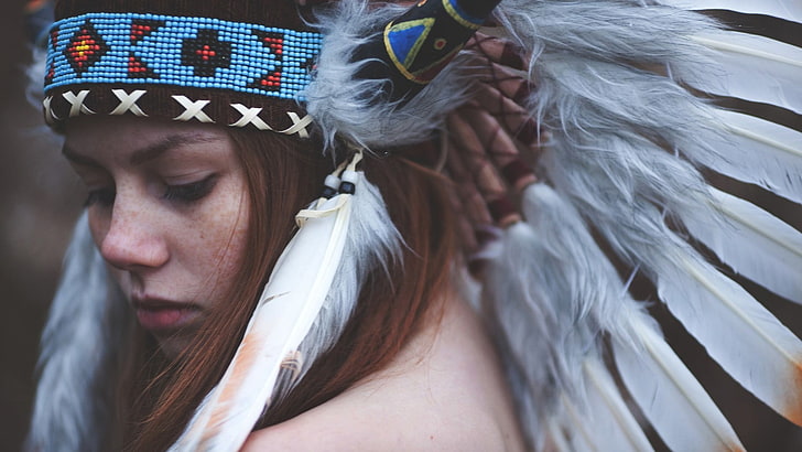 Sombrero nativo americano, mujeres, modelo, pelirroja, pelo largo, cara, plumas, pecas, tocado, Fondo de pantalla HD