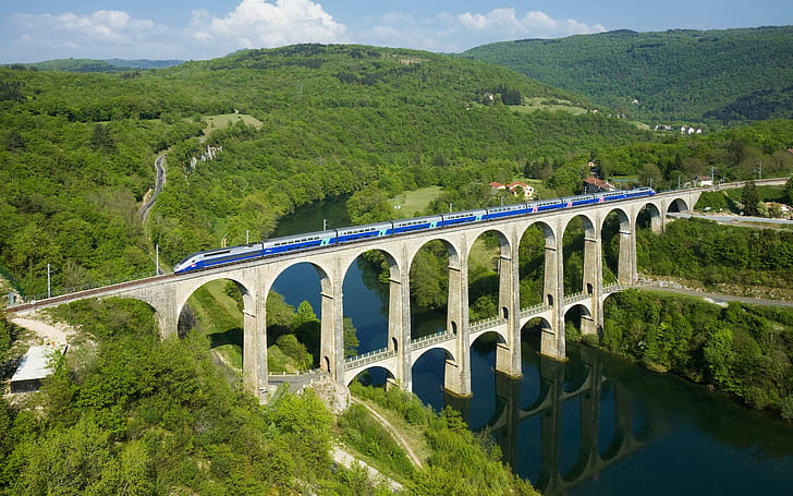 Puente moderno, puente de hormigón beige y tren azul, agua, arquitectura, colinas, puente, moderno, río, verde, animales, Fondo de pantalla HD