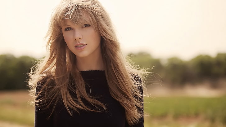 Schwarzes langärmliges Damenhemd mit Rundhalsausschnitt, Taylor Swift, Sängerin, Frauen, die den Betrachter, das Gesicht, die langen Haare und die Berühmtheit betrachten, HD-Hintergrundbild