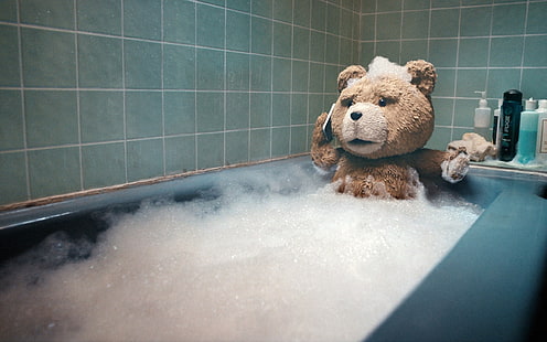 Tangkapan layar Ted, Ted di bak mandi memegang adegan film smartphone, Ted (film), film, boneka beruang, Wallpaper HD HD wallpaper