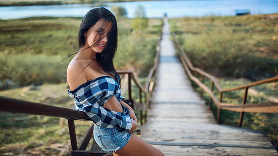женщины, женщины на природе, модель, улыбка, джинсовые шорты, Алексей Слесарев, HD обои HD wallpaper