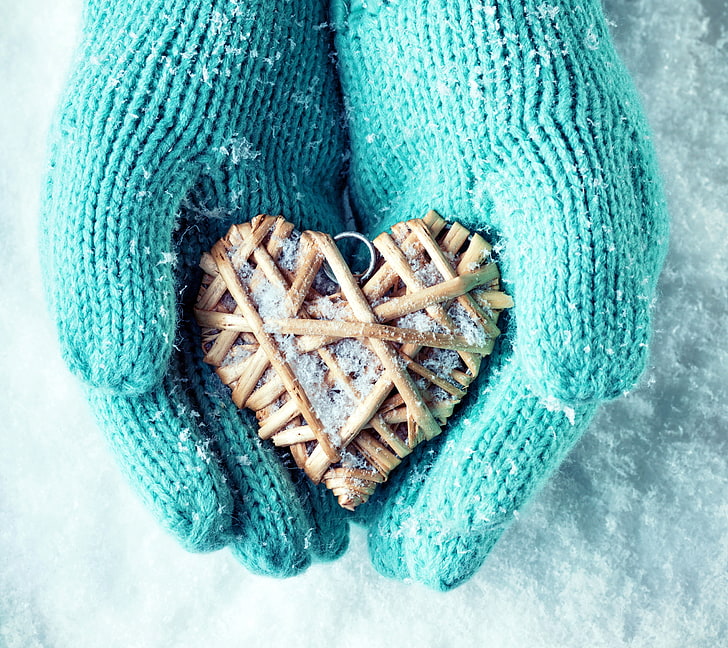 decoração de coração de madeira marrom, inverno, neve, amor, coração, mãos, luvas, HD papel de parede