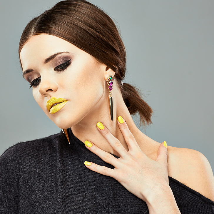 女性、メイク、塗られた爪、シンプルな背景、顔、ポートレート、黄色の口紅、 HDデスクトップの壁紙